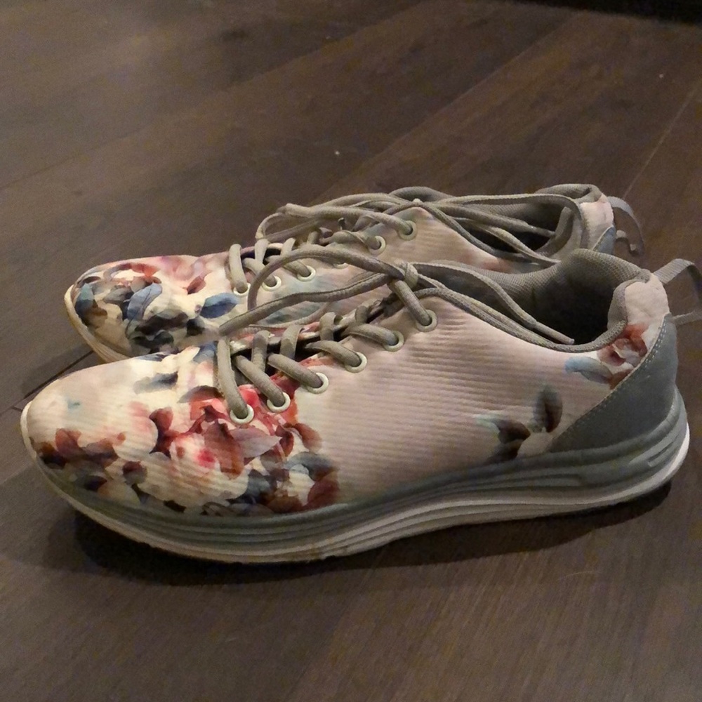 Worn twice. Size women 9
